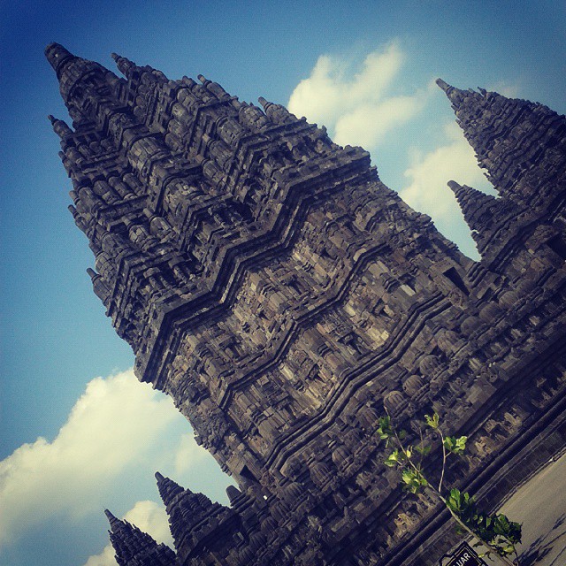 Fotka od Ferdika. Hindu temple poblíž Yogyakarty. Spolu s Borobudurem jediné 2 památky, které tady stojí za návštěvu