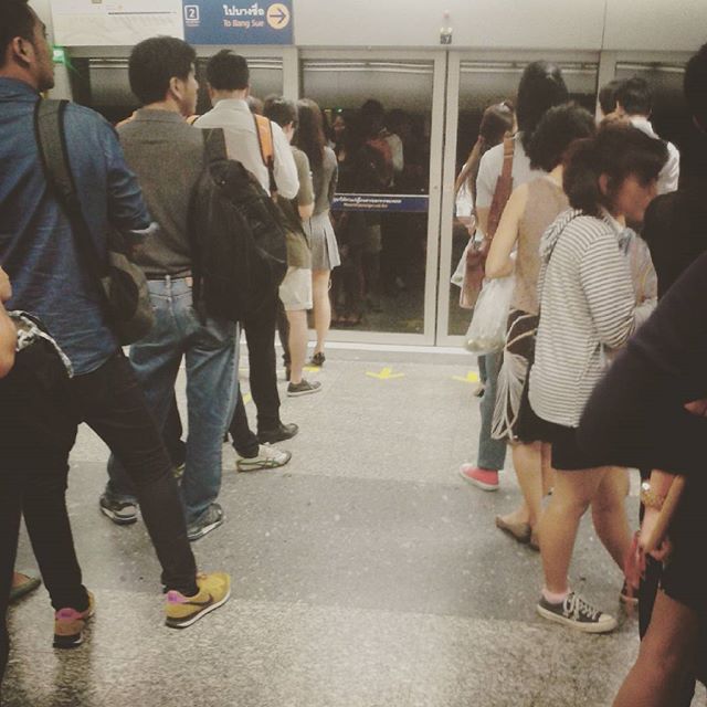 Fotka od Ferdika. Fronta na metro jak na rohliky v # bangkokmetro.