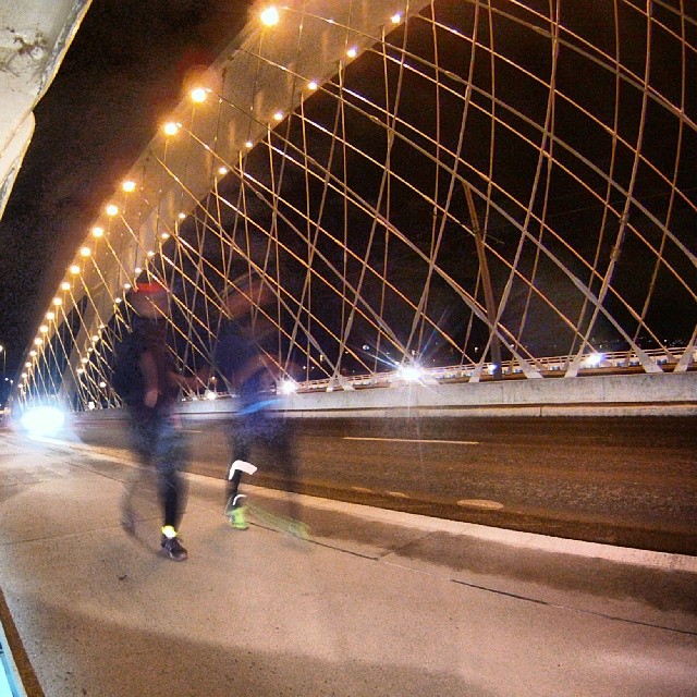 Fotka od Ferdika. 32/366: Invisible runners on #Trojskymost. I have almost forget how great it is running the city at night with @verunkavalent. #nightrun, #running, #runningprague, #trainhard, #cityrun