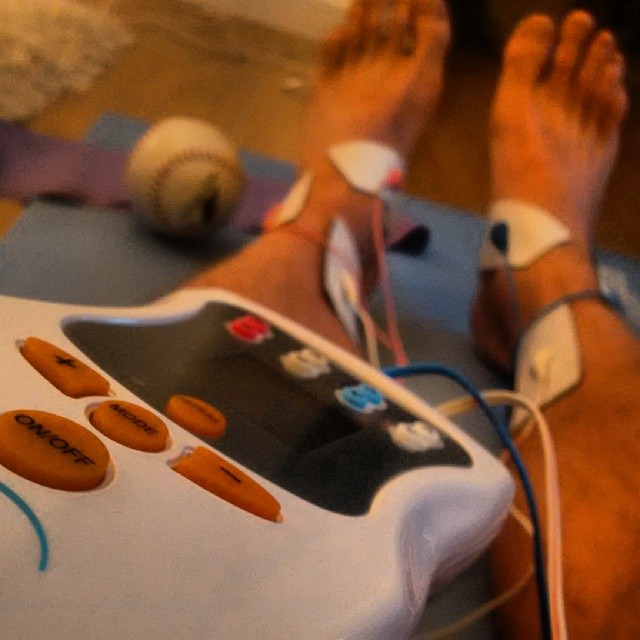 Fotka od Ferdika. 36/366: It´s Friday, time to heal wounds from the week. Testing Hydas #powerdot #stimulator from #conradelectronic:) #electricalstimulation, #electrods, #relax