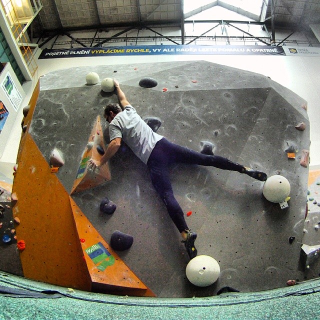 Fotka od Ferdika. 91/366: Every centimeter matters. I was too short today for this #V5 #boulderproblem and have to figure out different way how to solve it! Congrats @tominopek! #boulder, #bouldering, #lasportiva, #ocun, #climbing, #gopro, #goprohero, #bestoftheday