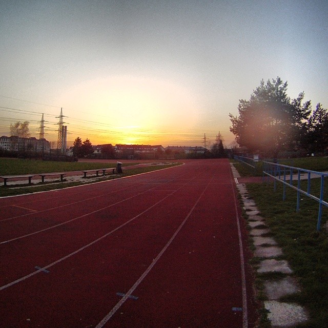 Fotka od Ferdika. 95/366: Yes! 10*400m #interval #training during the #sunset on #athletic oval. #running, #tempo, #runfast, #nike, #speed, #runshots, #traininghard, #bestoftheday, #gopro, #goprohero
