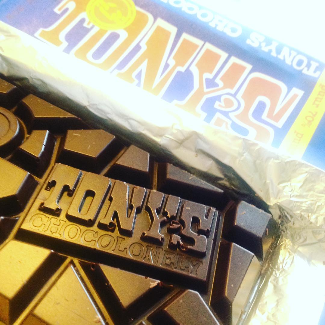 Fotka od Verunky. Tenhle homeoffice s #tonyschocolonely se mi libi!! Kvalitni horka cokolada z Nizozemi, ja & muj #dell 😄#chocoholics #metime #homeoffice