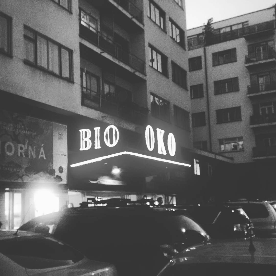 Fotka od Ferdika. 252/366: #Biooko - My favorite #cinema in #Prague! You can even take the #beer inside! #ClintEastwood has created a terrific #movie: @sullymovie. Recommended. #photooftheday, #pictureoftheday, #blackandwhite