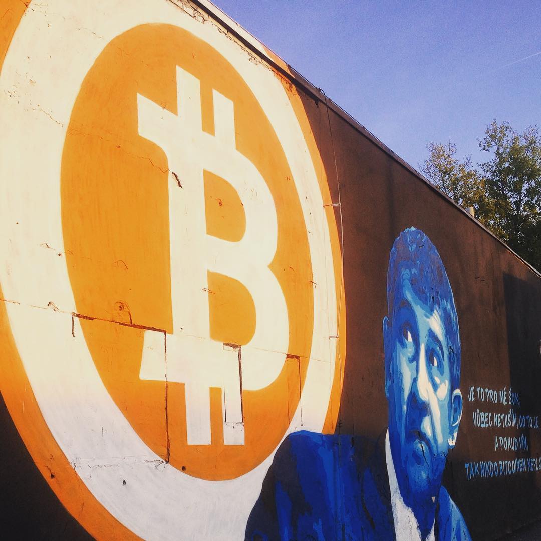 Fotka od Verunky. Moje oblibena streetartova zed v Holesovicich.Tentokrat Babis zdeseny existenci #bitcoin 😹