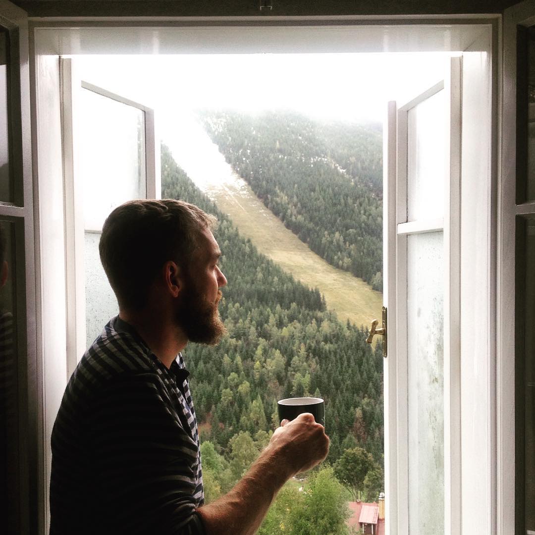 Fotka od Verunky. Loucime se s "Keerkonosema" @ferdinandvalent s kavickou a nas vyhled z okna #spindl #spindleruvmlyn #hotelpanorama