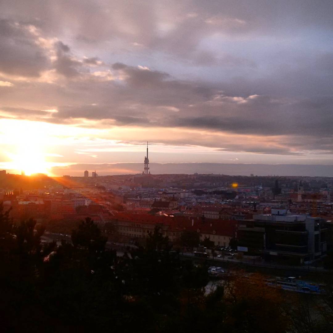 Fotka od Ferdika. 296/366: Good morning #Prague! #sunrise, #morning, #goodmorning, #morningrun, #easyrun, #run, #running, #runner, #praguerun, #panorama, #city, #bestoftheday, #instarun, #picoftheday, #stalinpraha