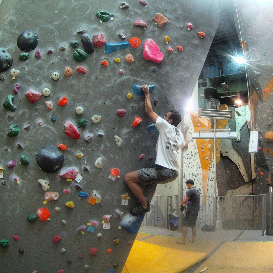 Fotka od Ferdika. 208/366: Some blue V4 #fingerwork. I practiced second half of this #route yesterday and today nailed it:-) #boulder, #bouldering, #climbing, #bigwallprague, #lasportiva, #ocun, #gopro, #goprohero, #topoftheday, #picofday, #pictureoftheday