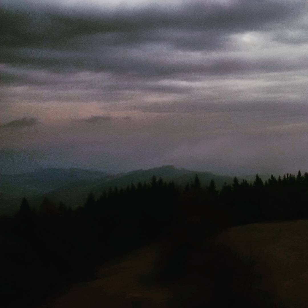 Fotka od Ferdika. 323/366: Dark #sunset #horizon from #viewpoint #Kozakov on my way to #Krkonose #mountains again. #weekend, #view, #dark, #cloudy, #windy, #hills, #trail, #hike, #nature, #bohemia, #panorama, #panoramaview, #bestoftheday, #photooftheday, #pictureoftheday