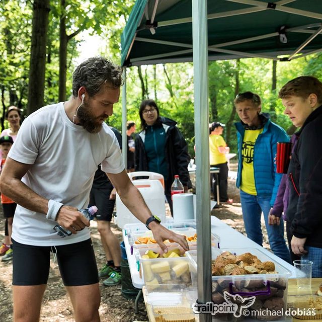 Throwback to #SUTR ultra trail 2018. After 17km I was on 4th position, 5 minutes behind 1th place taking quick #refueling. The #race was just at the beginning… Thank you all for the unforgettable #atmosphere & keep your fingers crossed for #krakonosovastovka this Friday. 📷 @michael_dobias

#throwback, #tbt, #ultra, #ultratrail, #trail, #running, #fellrunning, #prague, #praguerun, #praguetrail, #sarka, #baba, #podium