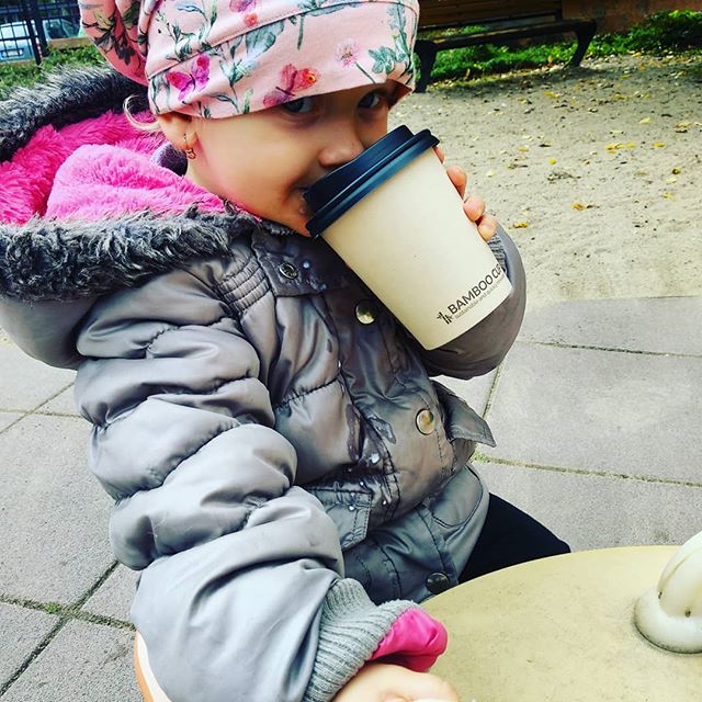 Fotka od Verunky. Moje prvni #babycino💛 #elismarja nemuze delat jen jednu vec..houpat&bumbat naslehany mliko 🥛☕ jedine naraz! My first babycino 💛 #velkaholka #coffeetime #tveecoffee